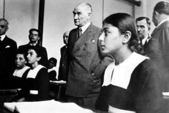 izmirgibiyiz's tweet photo. Başta, Başöğretmen Mustafa Kemal Atatürk olmak üzere tüm öğretmenlerimizin 24 Kasım öğretmenler günü kutlu olsun. #ÖğretmenlerGünü https://t.co/P9yHddPPao