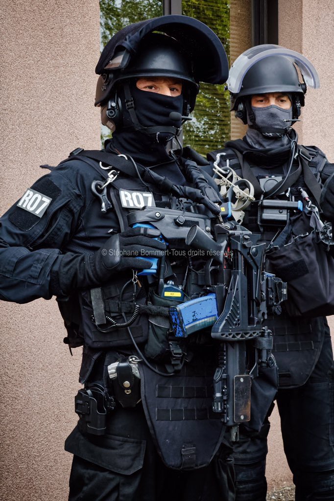 raid_fipn's tweet photo. @TheNeonDemon_ Pour nos policiers du RAID, rien ne les empêche de s’habiller ainsi !😏💪 https://t.co/3CrxCNUdR0