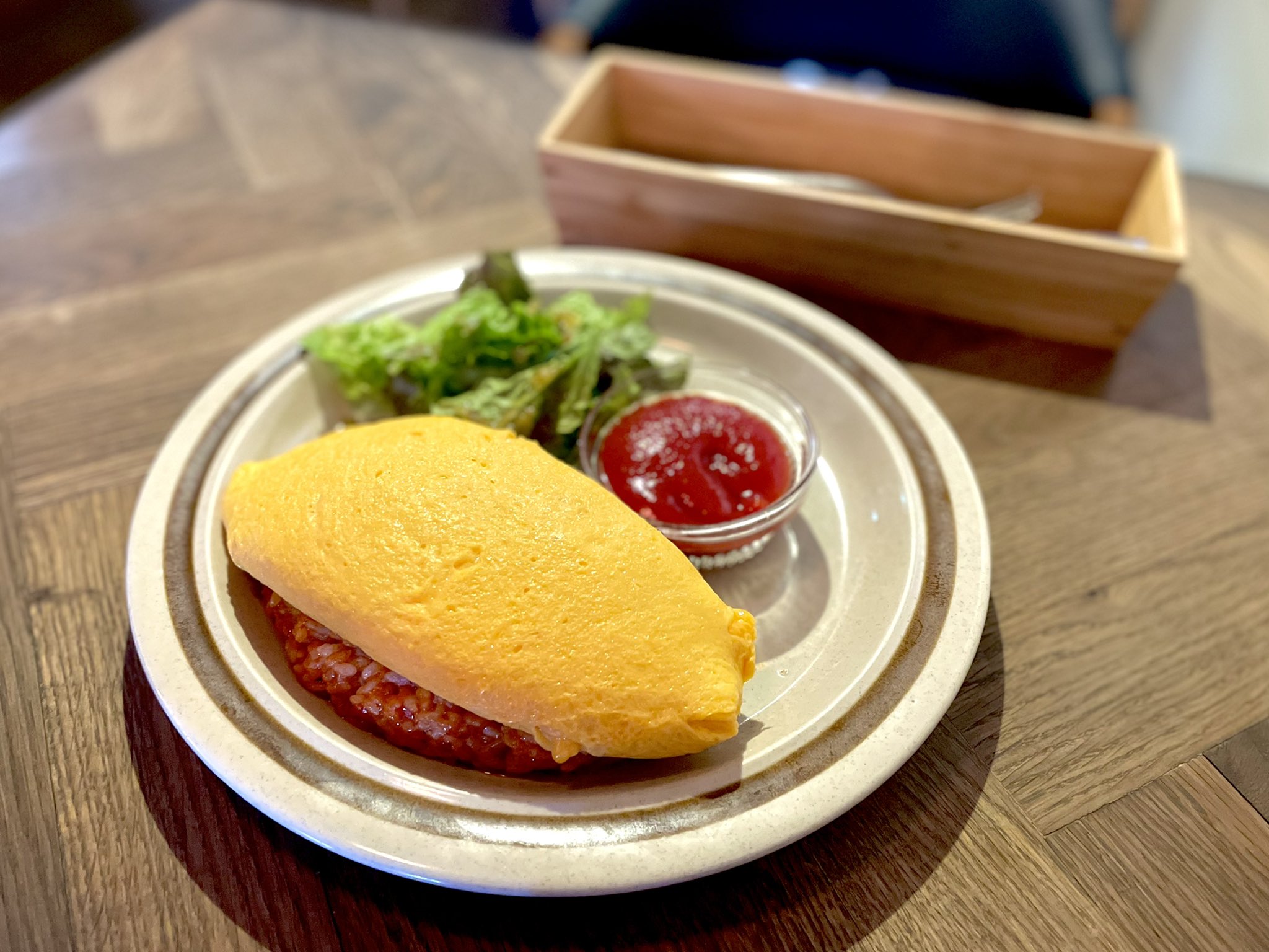 まー子 浦和 カフェ ウワイト チーズオムライス Uwaitoプリン もうビジュアルからして美味しいよね 間違いないやつ とろとろ卵にとろっとチーズ ケチャップ濃厚チキンライス おいしー プリンは硬めで甘さ控えめ ほろ苦カラメルがよき 落ち着いた