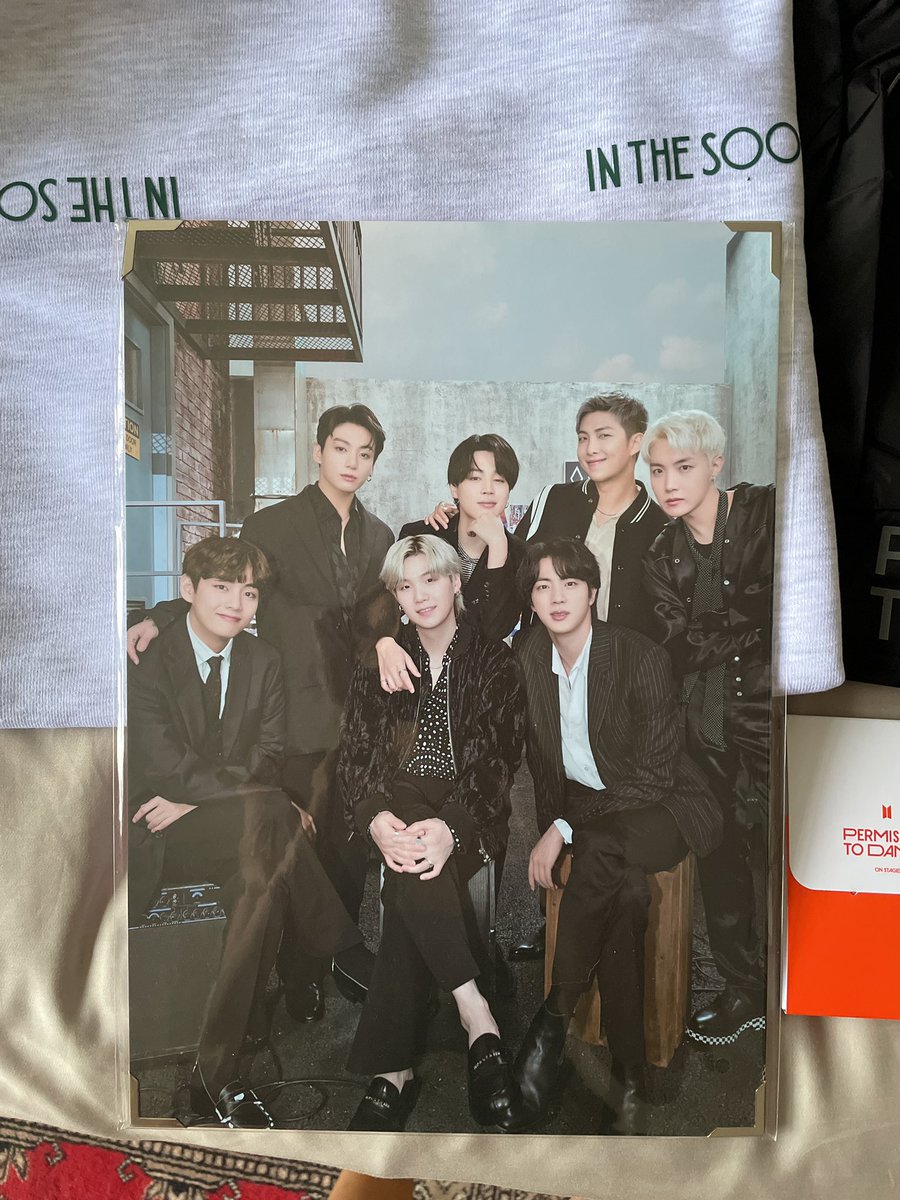 moulinrogetoo's tweet photo. My recent loot from @kwave_chingu includes an In the Soop sweatshirt, PTD anorak, mini photo cards (from @wordsandfaces_), premium photo (also from @wordsandfaces_) and My Universe album 🪐💫✨ thank you as always besties! 😭 next month ulit hahaha https://t.co/IT6c6muah2
