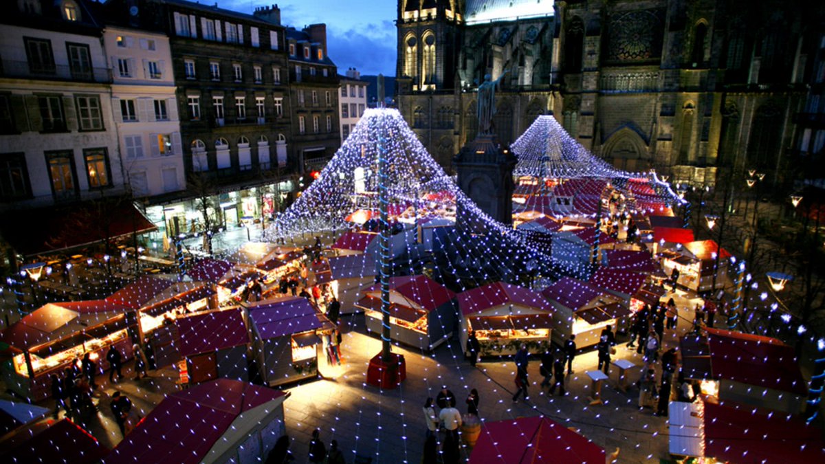 Rendez-vous à 18h40 sur Facebook pour un #Live avec Olivier Bayle, adepte de trail, pour la découverte de ce sport nature, et pour la visite du marché de Noël de <a href="/ClermontFd/">Clermont-Ferrand</a> avec <a href="/didiermuller/">Muller Didier</a> et <a href="/MA_Roquejoffre/">Marc-Alexis Roquejoffre</a> !