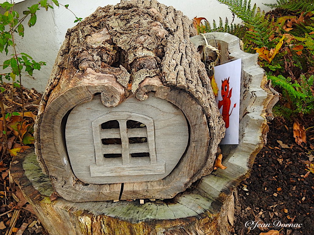 JeanDornac's tweet image. Qu’est-donc cet habitat mystère, tout de bois, un vieux bois qui a bien travaillé avant de devenir la demeure du personnage qu’on voit, à droite… #habitat #mystère #bois #travaillé #demeure #personnage #aiguillon #Lannion #CôteArmor #Bretagne #France