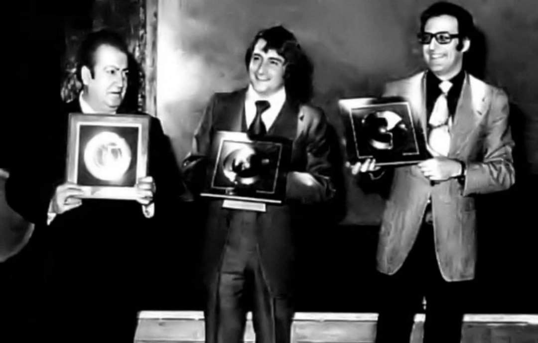 Nino Bravo on Twitter: "De izquierda a derecha: Rafael de León, #NinoBravo y Augusto Algueró recibiendo el Disco de Oro en 1971 por la canción “Te quiero, te quiero”. #FelizMiercoles https://t.co/oWfhUhEnqK" /