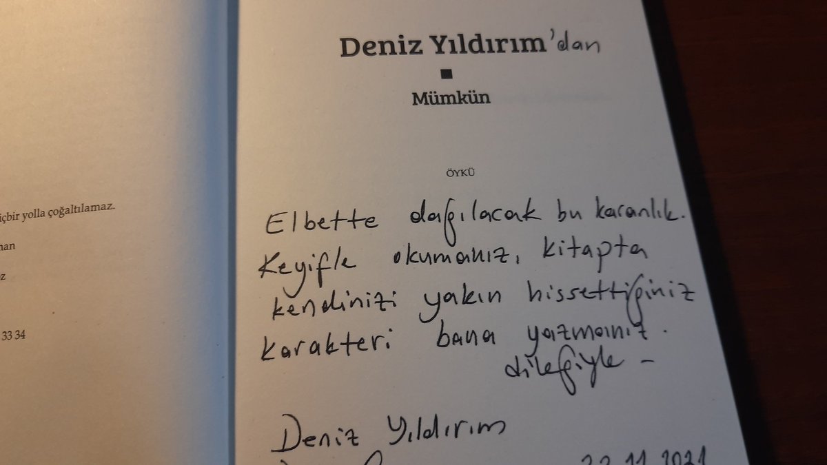 denizyildirim79's tweet photo. Şartlar kötü, elden dayanışma adına ne geliyorsa yapmak gerek. 

İki kitabımı şimdilik isimsiz okurlarım için imzaladım ve askıya koymaları için @YerdenizKitapci 'na gönderiyorum. Okumak isteyip de kitap alamayan okurlara armağan. 

Farklı şehirlerde sürdüreceğim. https://t.co/eeLoimF8VF