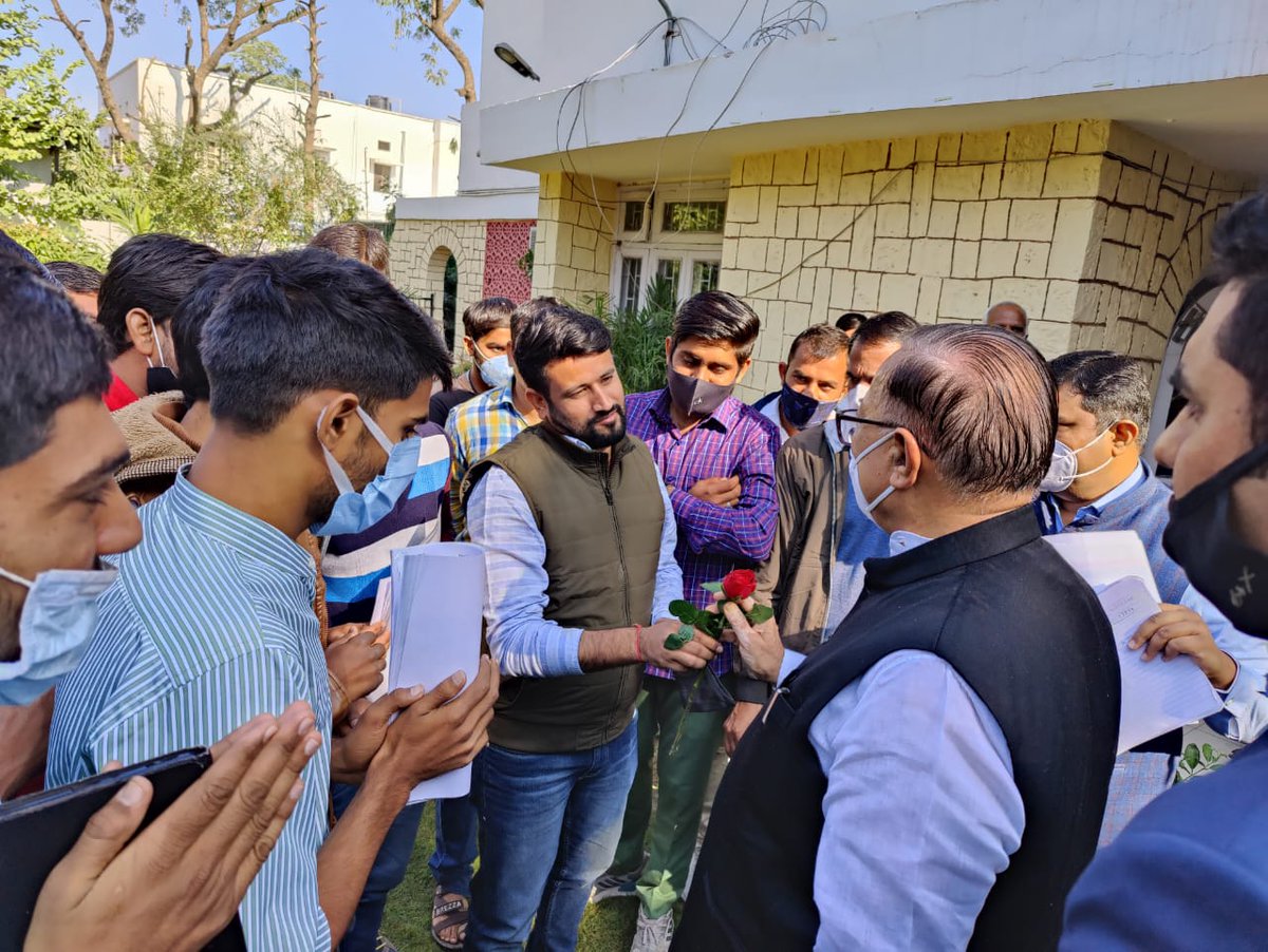 mk1998533's tweet photo. मंत्रियों को गुलाब का फूल देकर बेरोजगारों ने मांगों को पूरी करने की गुहार,आज शिक्षा मंत्री बीडी कल्ला और ऊर्जा मंत्री भंवर सिंह भाटी और उच्च शिक्षा मंत्री राजेंद्र यादव को गुलाब के फूल देकर बेरोजगारों की मांगों को पूरा करने की गुहार की l
@TheUpenYadav @DrBDKallaINC @BSBhatiInc https://t.co/aEnYZsl1pE