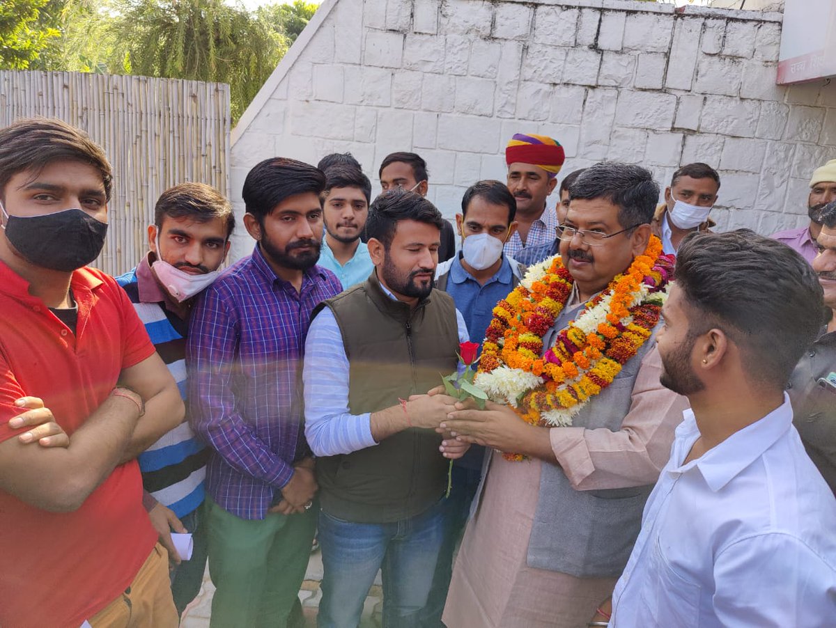 mk1998533's tweet photo. मंत्रियों को गुलाब का फूल देकर बेरोजगारों ने मांगों को पूरी करने की गुहार,आज शिक्षा मंत्री बीडी कल्ला और ऊर्जा मंत्री भंवर सिंह भाटी और उच्च शिक्षा मंत्री राजेंद्र यादव को गुलाब के फूल देकर बेरोजगारों की मांगों को पूरा करने की गुहार की l
@TheUpenYadav @DrBDKallaINC @BSBhatiInc https://t.co/aEnYZsl1pE