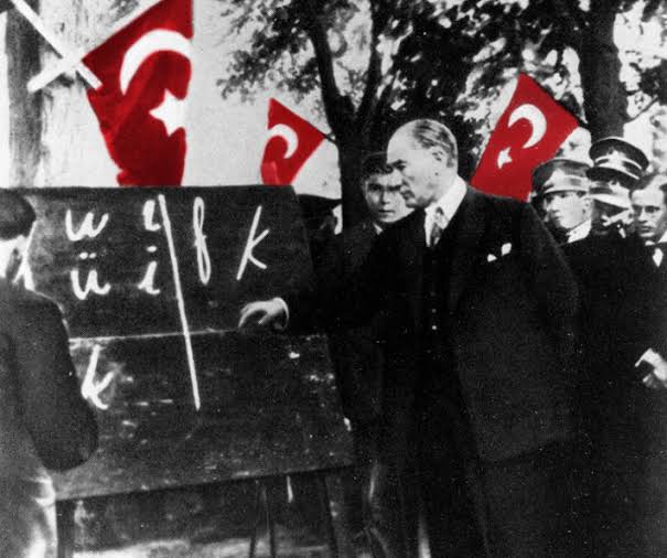 ALBAYRAKBedia's tweet photo. " Eserinin üzerinde imzası olmayan yegane sanatkâr öğretmendir. " M. Kemal Atatürk 
Başta Başöğretmenizmiz M. Kemal Atatürk'ün ve daima öğrenen, öğreten tüm öğretmenlerimizin öğretmenler gününü kutluyorum.

Bedia Albayrak 
#24kasimogretmenlergunu #ogretmenlergunukutluolsun https://t.co/2g5qC2mGPZ