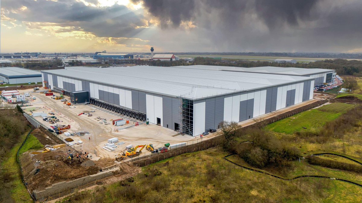 TonyPhotoclear's tweet photo. Manchester Airport shot from a DJI inspire 2 using a X7 &amp; a 24mm Lens https://t.co/QCl27ZkddC