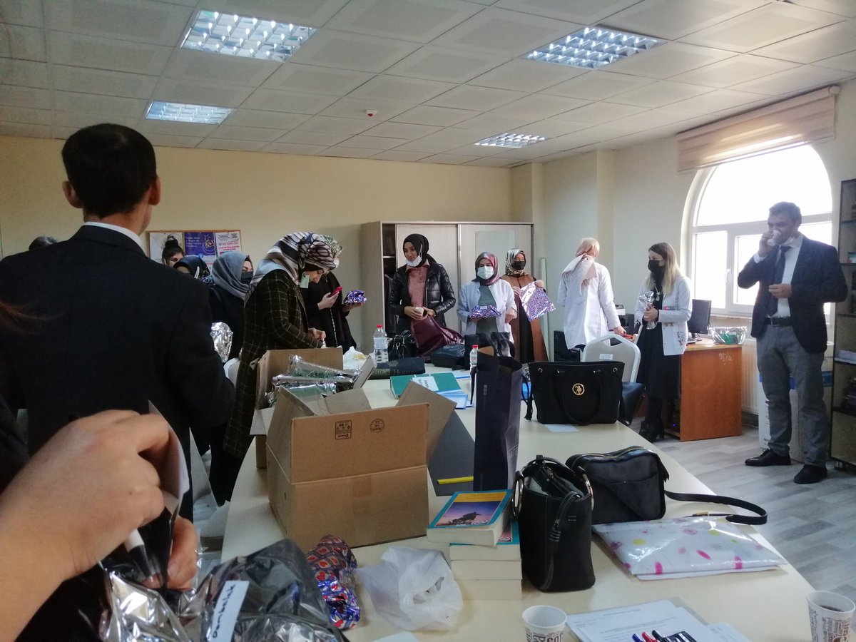 Okul müdürümüz Atila Çataltepe okul öğretmenlerimizin öğretmenler gününü kutladı. #24kasım