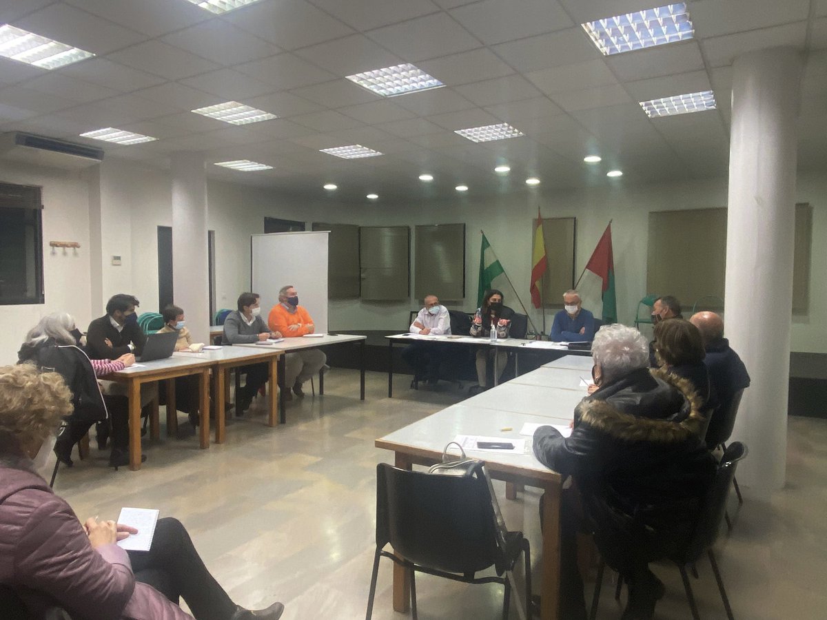 jesusvalerog's tweet photo. En la Junta Municipal de #DistritoRonda de @aytogr, en representación del @GPPAytoGranada canalizando y poniendo voz a las preocupaciones de nuestros vecinos y vecinas. Trabajamos para poner fin a los ruidos, descontrol e inseguridad ciudadana en algunos barrios. https://t.co/8Bw7nZBEk0