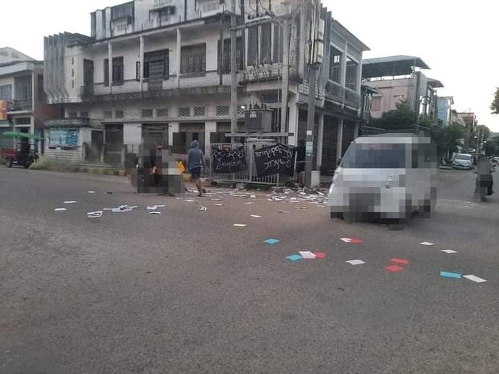 zwethura2023's tweet photo. Revolutionaries staged non-human strike to overthrow the genocidal dictatorship by putting up banners and scattering pamphlets on roads in Pyay Tsp. 

LEGALIZATION OF NUG
#Nov24Coup   
#WhatsHappeningInMyanmar https://t.co/dRH6dF4V6X