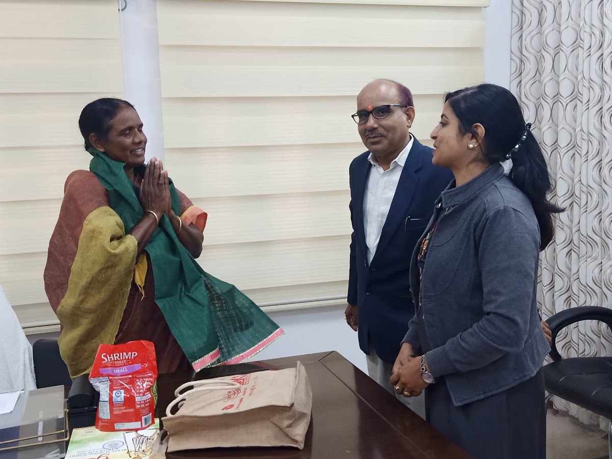 bkscldhanbad's tweet photo. Today the Director @sanjaykmranchi of @bksranchi met @Jharkhand's 
Women and Child Development Minister @JobaMajhi. @NCPCR_ 
@dc_dhanbad
#strongwomenofjharkhand #balkalyansangh https://t.co/uN4ckrCMba
