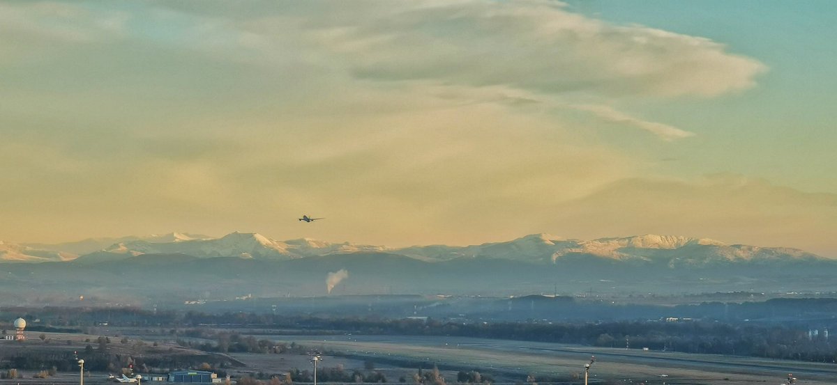 controladores's tweet photo. Buenos días y buenos vuelos desde la torre de control del aeropuerto de #Madrid Barajas. ❄️❄️ https://t.co/iwsTo6OabV