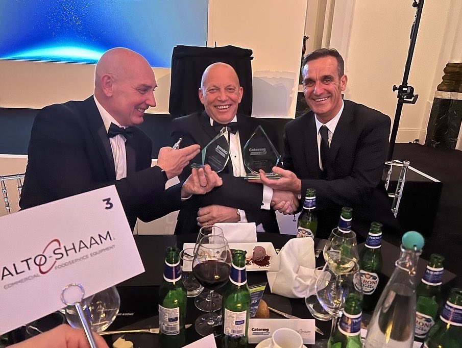 CHREQUIPMENTLTD's tweet photo. Award news 🙌
Absolutely delighted to be walking away from London with the @cateringinsight “Dealer of the year” North of UK.
Thank you to all that voted for us ❤️ treasured in our proud history 

#ecochefclub #sustainabilitymatters #awards 
#ci2021 https://t.co/jt6JNNhcmw