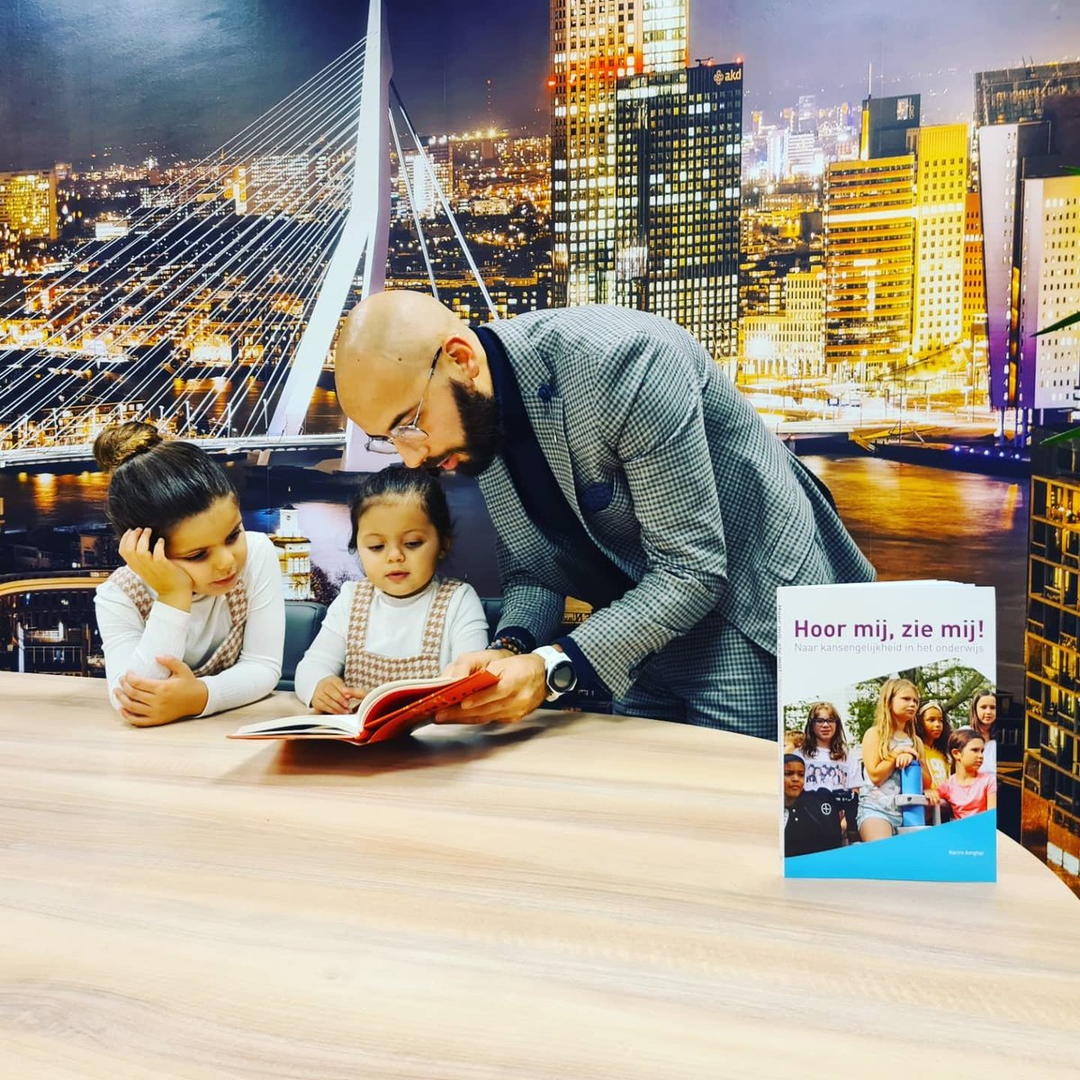 Jaren geleden zei iemand tegen mij, na het lezen van mijn stukken tekst.. "Karim.. schrijven is niet voor iedereen, ik adviseer je om je tijd ergens anders in te steken" MIJN TWEEDE BOEK IS EEN FEIT! ✊🏾 Het boek heet #HoorMijZieMij "Naar #Kansengelijkheid In Het Onderwijs!"