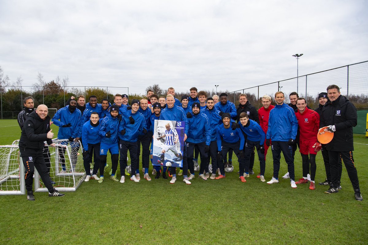 💯👏 𝗘𝗲𝗻 𝗺𝗼𝗼𝗶𝗲 𝗺𝗶𝗷𝗹𝗽𝗮𝗮𝗹 𝘃𝗼𝗼𝗿 𝗟𝘂𝗰𝗮𝘀 𝗪𝗼𝘂𝗱𝗲𝗻𝗯𝗲𝗿𝗴! Zijn invalbeurt tegen Willem II betekende zijn 𝗵𝗼𝗻𝗱𝗲𝗿𝗱𝘀𝘁𝗲 Eredivisieduel in het shirt van sc Heerenveen. De jubilaris werd voor de training even in het zonnetje gezet. 

#scHeerenveen