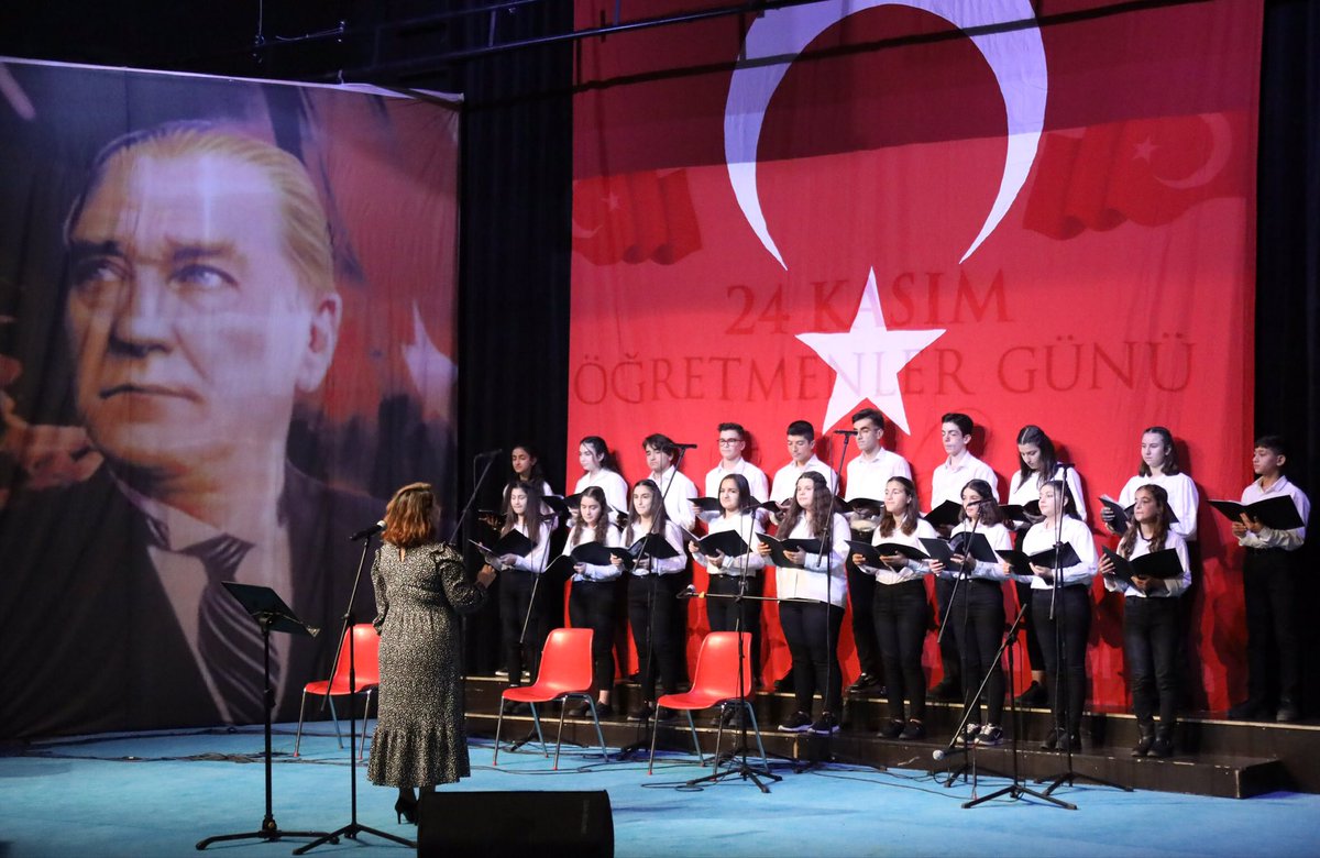 mahmutdemirttas's tweet photo. 24 Kasım #ÖğretmenlerGünü dolayısıyla Atatürk Kültür Merkezi’nde düzenlenen kutlama programına katıldık. 

Sevginin, Şefkatin ve Sabrın Ustaları Kıymetli Öğretmenlerimizin Günü’nü bir kez daha kutluyorum. 💐 https://t.co/ojOVWC2uLb