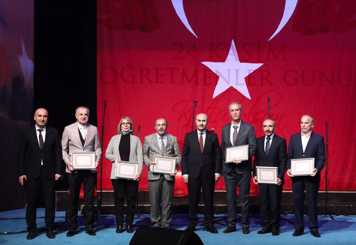 mahmutdemirttas's tweet photo. 24 Kasım #ÖğretmenlerGünü dolayısıyla Atatürk Kültür Merkezi’nde düzenlenen kutlama programına katıldık. 

Sevginin, Şefkatin ve Sabrın Ustaları Kıymetli Öğretmenlerimizin Günü’nü bir kez daha kutluyorum. 💐 https://t.co/ojOVWC2uLb