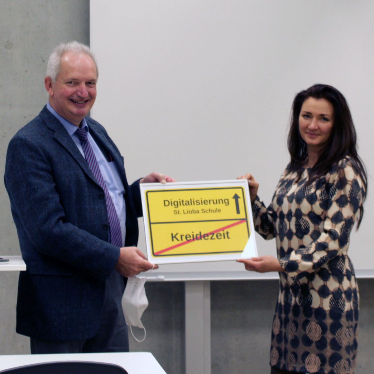 ESET_de's tweet photo. #ESET Platin-Partner @movetech_net hat mit der St. Lioba-Schule #BadNauheim die #ITSecurityGirls AG ins Leben gerufen und fördert so das Interesse und die Begeisterung von Schülerinnen für IT-Berufe und besonders IT-Sicherheit! 👏😃
#MINT #ITSecurity #BadNauheim #movetech https://t.co/keOs86eh4p