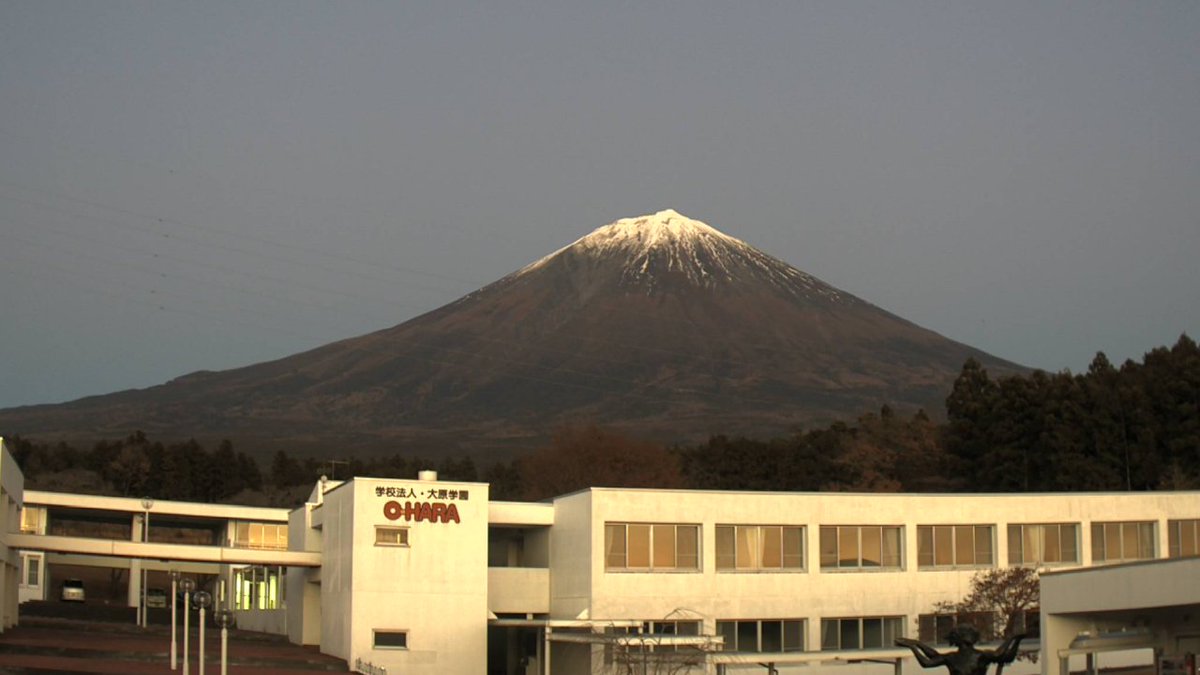 このライブカメラは「資格の大原」の 富士宮にある研修施設のようです🙂 大原富士宮ビガークラブというところ見たい🙂 富士山みながら勉強なんていいなぁ～🙂 富士山も見る方角でかなり雪の量が違う🥳