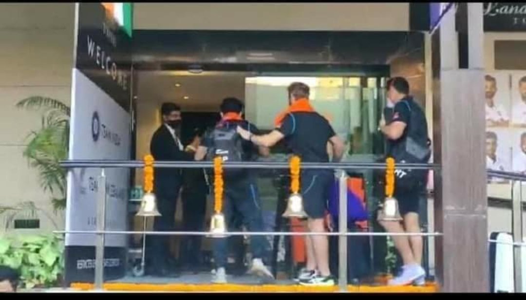 AnamikaDPS's tweet photo. UP कानपुर – भगवा रंग में रंगी भारतीय और न्यूजीलैंड क्रिकेट टीम, राम धुन से हुआ स्वागत् मेरा देश बदल रहा है।

🚩🚩जय जय श्रीराम 🚩🚩
#सनातन_धर्म_सर्वश्रेष्ठ_है https://t.co/oaDfnc35br