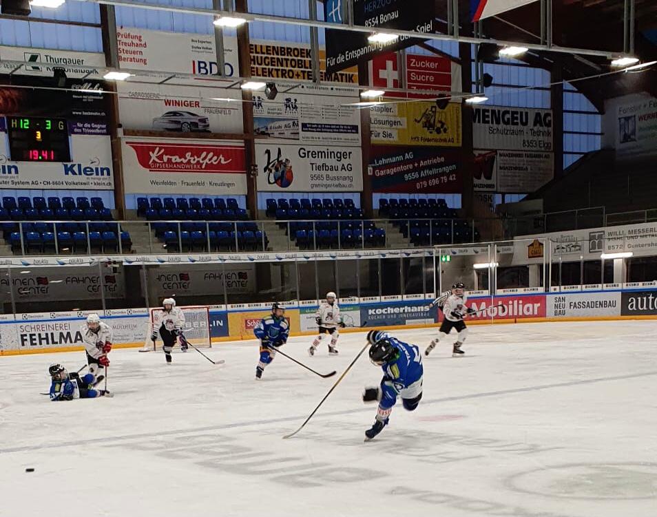scweinfelden's tweet photo. Sieg!!! Die U13-A Jungtrauben gewinnen in der heimischen Gütti gegen den Schlittschuhclub Herisau 16:5! Herzliche Gratulation! 🏒🥅🍇

#scweinfelden #scw #scherisau #sieg #u13 #hoppscw https://t.co/vRP3dg9S1q