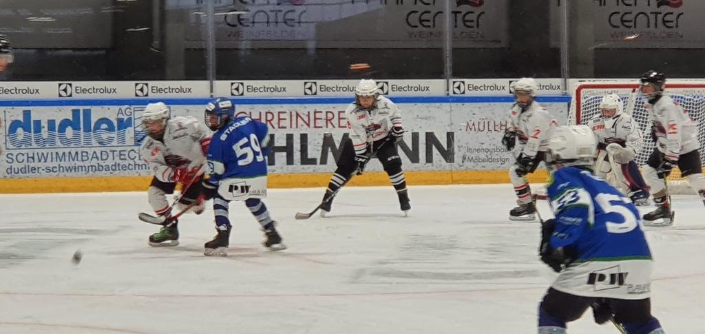 Sieg!!! Die U13-A Jungtrauben gewinnen in der heimischen Gütti gegen den Schlittschuhclub Herisau 16:5! Herzliche Gratulation! 🏒🥅🍇

#scweinfelden #scw #scherisau #sieg #u13 #hoppscw
