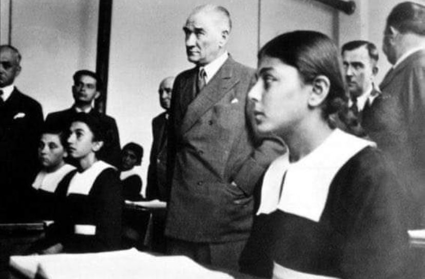 siimmurg's tweet photo. Başöğretmenimiz Mustafa Kemal Atatürk'ün ve öğrettikleri her bir kelimeyle çocuklarımızın gözlerindeki pırıltıyı besleyen tüm öğretmenlerimizin #ÖğretmenlerGünü’nü kutlarım. https://t.co/vKRo937MdI
