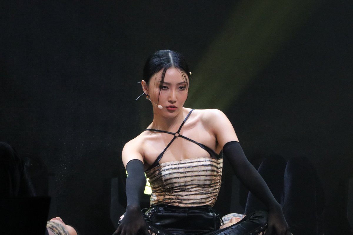 kvibe_yonhap's tweet photo. K-pop songstress #Hwasa of #Mamamoo performs her new song "I'm a B*tch" of her second single album "#GuiltyPleasure" at the YES 24 Live Hall in Seoul on Nov. 24, 2021. (photo by TS Kim)  

https://t.co/mt2lYEFYGJ https://t.co/TXcWK49XCK