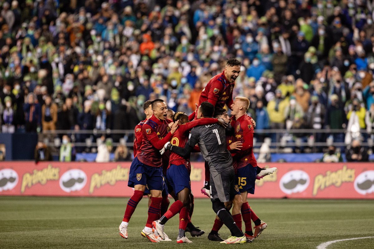 GiorgioD97's tweet photo. 🇺🇸🏆 #MLSCupPlayoffs 

@SoundersFC 0️⃣(5)-0️⃣(6) @realsaltlake d.c.r.

Clamoroso al “CenturyLink Field”! 
Dopo 120’ di dominio assoluto, i #Sounders crollano ai calci di rigore.
Ancora in corsa #RSL, prossima tappa @SportingKC per tentare l’ennesima impresa.

#SEAvRSL @MLS https://t.co/ULTd1OlBnZ