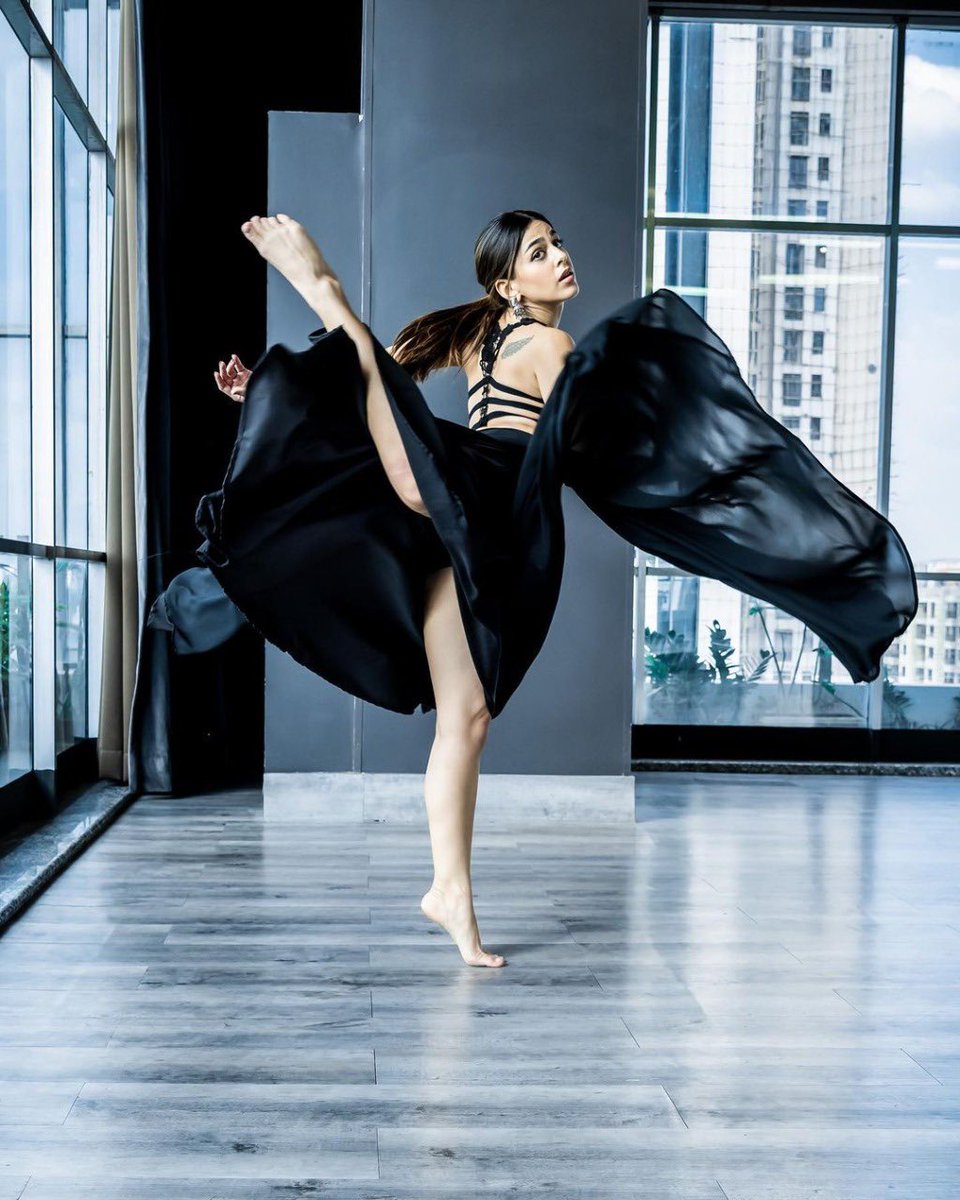AlayaF___'s tweet photo. How I walk away from people that irritate me 🤪

Photo by #AdityaBhansali
Styled by @MohitRaich #ShubhiKumar https://t.co/11nico6M3L