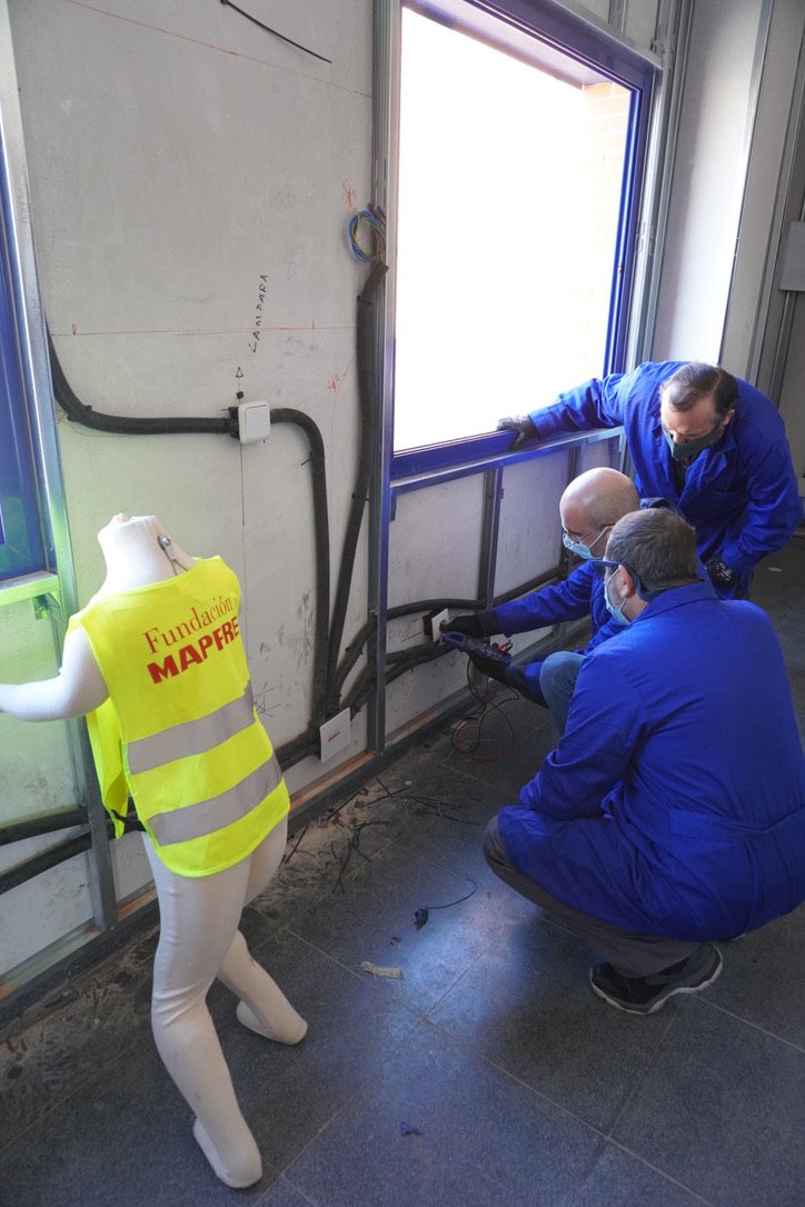 agremia's tweet image. Los alumnos de la Escuela Técnica de @Agremia han colaborando con la @Fmapfre y la @APTBBomberos en un acto que se celebrará hoy en el parque de @BomberosFuenla para concienciar al usuario sobre el buen uso de las instalaciones eléctricas #SumandoEnergías