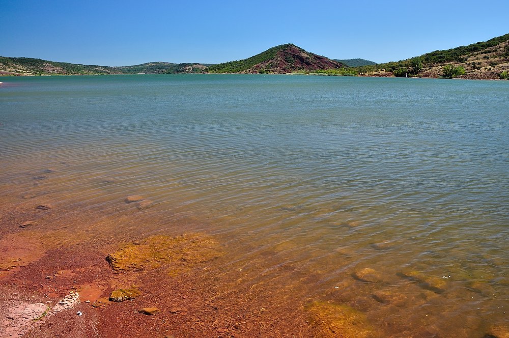 occitaniatours2's tweet photo. Lac du Salagou. Occitània. Con su arena roja característica.
#Salagou #Herault #Occitània #Occitanie https://t.co/L7A5r63mcE