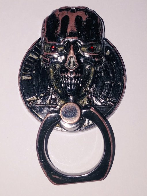 「ターミネーターニューフェイト」を映画館に見に行った際に(あの頃はコロナの存在しなかった平和な世界でした)買った新型ターミネーターのRev-9(レヴナイン)の頭蓋の形をしたスマホリングが経年劣化で取れてしまいました。超お気に入りだったのに…

強力両面テープとかで再接着できるかな… 