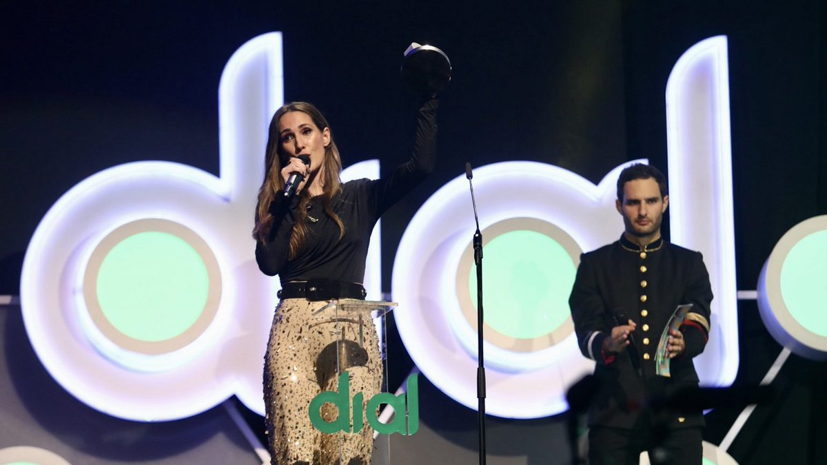 FanClubMalu's tweet photo. 🗞 | Malú, entre lágrimas, recibe su 15 Premio Dial: “A vosotros, porque realmente son los que hacéis que estemos aquí, los que hacéis que podamos seguir trabajando”

🔗: https://t.co/7wbRyZJLmj vía @Cadena_Dial https://t.co/sIjfVYNSf1