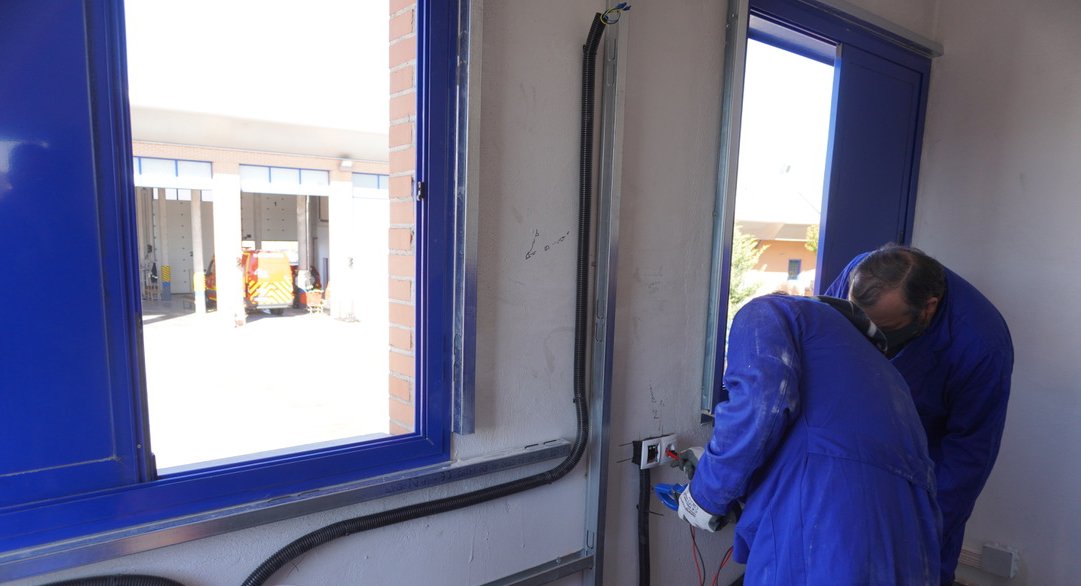 agremia's tweet image. Los alumnos de la Escuela Técnica de @Agremia han colaborando con la @Fmapfre y la @APTBBomberos en un acto que se celebrará hoy en el parque de @BomberosFuenla para concienciar al usuario sobre el buen uso de las instalaciones eléctricas #SumandoEnergías