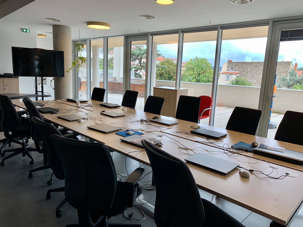 Campus_26's tweet photo. Une salle de réunion au coeur du #PuyenVelay avec vue sur la vielle ville, pas mal non ? 👁

C’est ce qu'on vous propose à la location pour organiser vos #réunions de travail. 

Contactez-nous pour en savoir plus ( 04 15 49 00 03 ) 💡
https://t.co/GpF1AdwLCR https://t.co/hlHpox3M3o