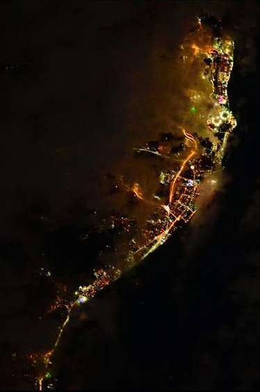novitskiy_iss's tweet photo. Фото ночного Адлера с борта МКС было сделано во время футбольного матча «Сочи» — «Рубин». На трибуне в это время находился мой врач экипажа Кирилл Киреев с сыном.

Пётр Дубров увидел это с борта станции и сфотографировал)) https://t.co/7eY5ygjqAd