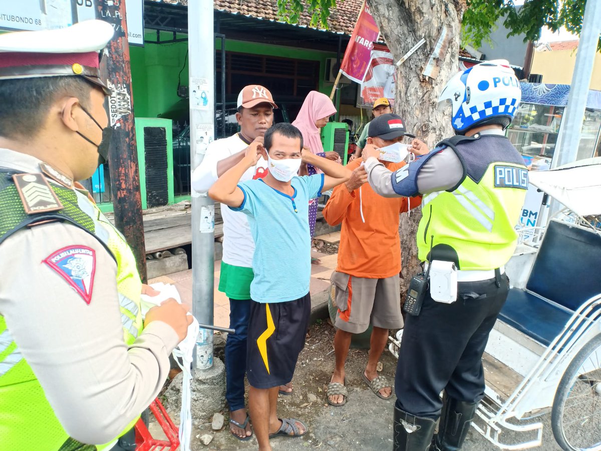 LantasSitubondo's tweet photo. Ayo disiplin masker.. 

Ingat covid masih ada, tetap jaga kesehatan. Selalu patuhi protokol kesehatan. 
#opszebra2021
#ntmcpolri
#rtmcjatim
#polripresisi
#patuhiprokes
@pidressitubondo 
@RTMCJatim https://t.co/rhA8c4qsjJ