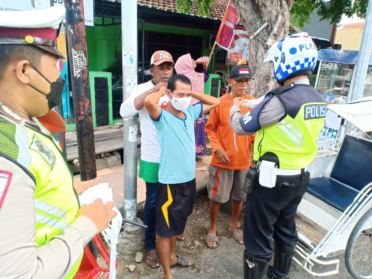 LantasSitubondo's tweet photo. Ayo disiplin masker.. 

Ingat covid masih ada, tetap jaga kesehatan. Selalu patuhi protokol kesehatan. 
#opszebra2021
#ntmcpolri
#rtmcjatim
#polripresisi
#patuhiprokes
@pidressitubondo 
@RTMCJatim https://t.co/rhA8c4qsjJ