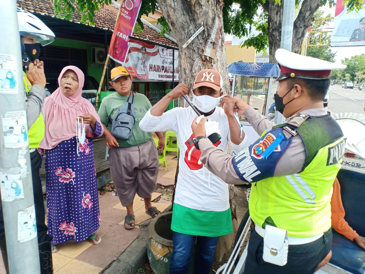LantasSitubondo's tweet photo. Ayo disiplin masker.. 

Ingat covid masih ada, tetap jaga kesehatan. Selalu patuhi protokol kesehatan. 
#opszebra2021
#ntmcpolri
#rtmcjatim
#polripresisi
#patuhiprokes
@pidressitubondo 
@RTMCJatim https://t.co/rhA8c4qsjJ