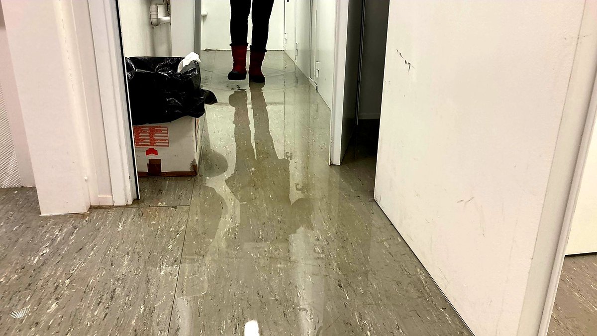 afavapordelfil's tweet photo. Primer dia de pluja forta als mòduls del Vapor ⛈️....això no té bona pinta 😕
L'aigua dels wc vessa i inunda tota la planta.
Per ara solució d'emergència (cuba), però volem solucions definitives!!! @consorciedubcn @StAndreuExpres
@davidcadi #ElVaporTreuFum 😤 https://t.co/MpdVlRkMnp
