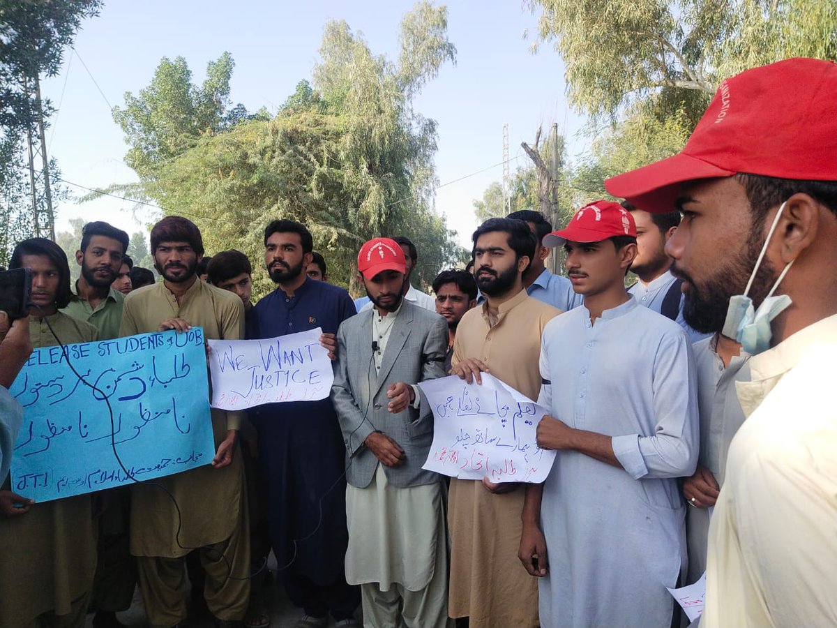 BaluchHaleem's tweet photo. آل طلباء تنظیموں کے مرکزی کال کے مطابق بلوچستان یونیورسٹی سے لاپتہ فصیح اور سہیل بلوچ کی بازیابی کےلئے تمام طلباء تنظیموں کے زونل عہدادارں  نے اوستہ محمد کے تمام تعلیمی ادارے بند کر دیے طلباء کا ڈگری کالج اوستہ محمد کو بند کر کے دھرنا جاری ہے
✊✌️✌️
#SaveUobStudents https://t.co/JR6X9pwNar