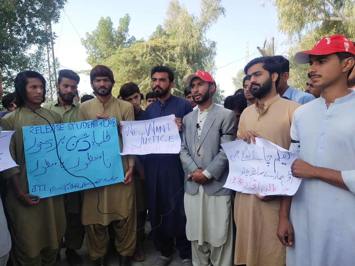 BaluchHaleem's tweet photo. آل طلباء تنظیموں کے مرکزی کال کے مطابق بلوچستان یونیورسٹی سے لاپتہ فصیح اور سہیل بلوچ کی بازیابی کےلئے تمام طلباء تنظیموں کے زونل عہدادارں  نے اوستہ محمد کے تمام تعلیمی ادارے بند کر دیے طلباء کا ڈگری کالج اوستہ محمد کو بند کر کے دھرنا جاری ہے
✊✌️✌️
#SaveUobStudents https://t.co/JR6X9pwNar
