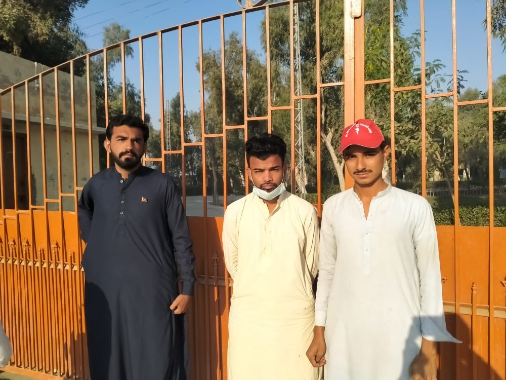 BaluchHaleem's tweet photo. آل طلباء تنظیموں کے مرکزی کال کے مطابق بلوچستان یونیورسٹی سے لاپتہ فصیح اور سہیل بلوچ کی بازیابی کےلئے تمام طلباء تنظیموں کے زونل عہدادارں  نے اوستہ محمد کے تمام تعلیمی ادارے بند کر دیے طلباء کا ڈگری کالج اوستہ محمد کو بند کر کے دھرنا جاری ہے
✊✌️✌️
#SaveUobStudents https://t.co/JR6X9pwNar