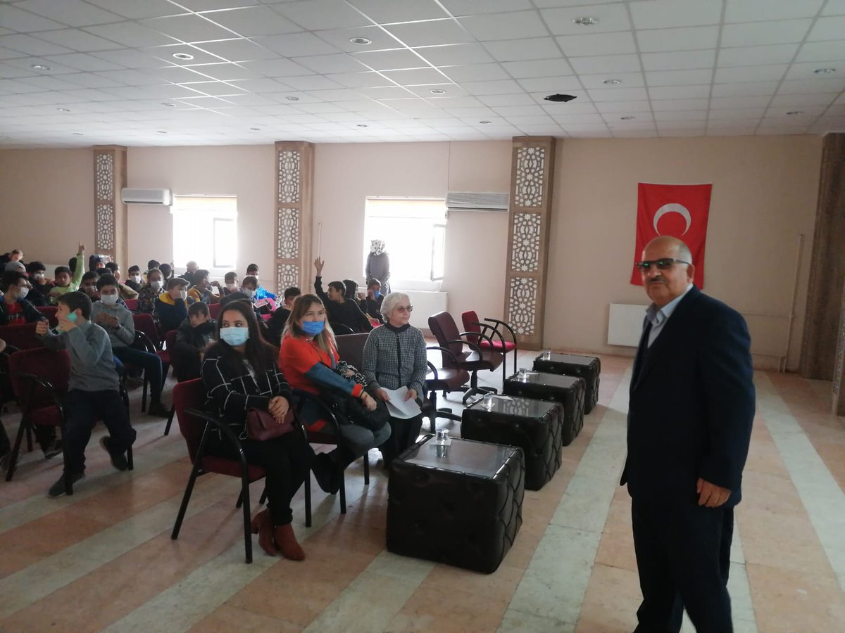 IhoTillo's tweet photo. 2021 UNESCO tarafından Ahi Evran, Yunus Emre ve Hacı Bektaş Veli yılı edilmiştir, gelen konuşmacılar öğrencilerimize inanç, ahlak, hoşgörü hakkında konuşmalar yaptılar. https://t.co/M1b6AgNuDb