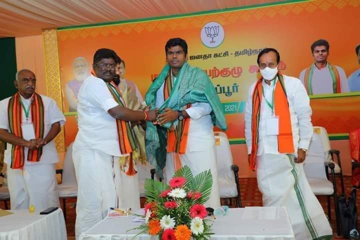 RedFoxTamil24x7's tweet photo. இன்று சோழவந்தான் முன்னாள் அதிமுக MLA மாணிக்கம் பாஜகவில்
தன்னை இணைத்துக் கொண்டார் https://t.co/XbDlzIADfn