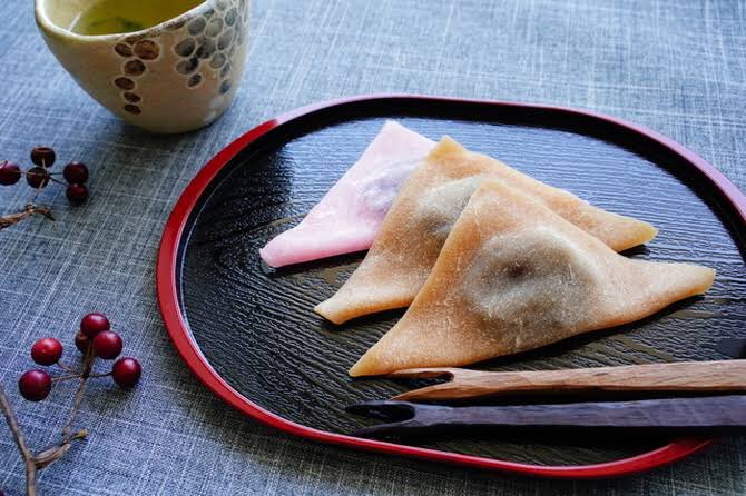 餡なしの八ツ橋の皮 というがそれは生八ツ橋本体で八ツ橋はカリカリしてるやつで生八ツ橋で餡子を包んだのが おたべ とかなのである Togetter