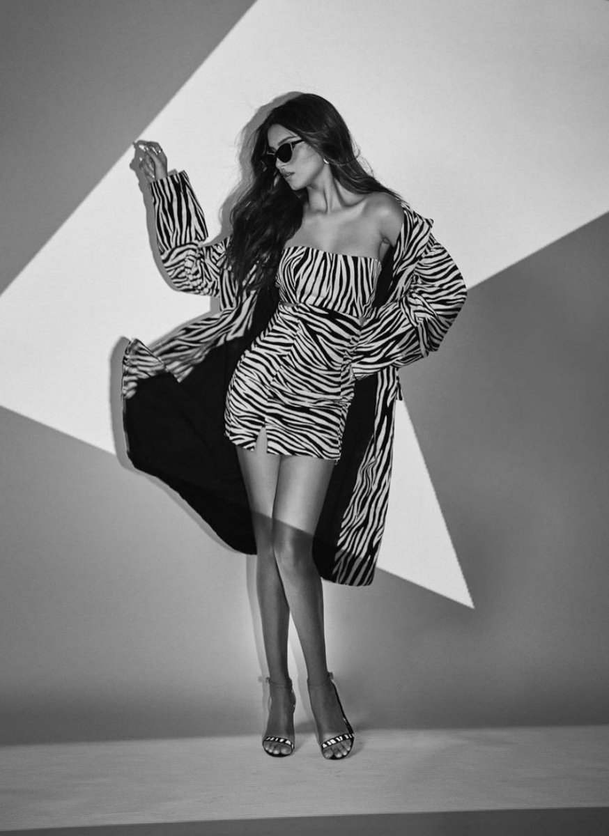 GraziaIndia's tweet photo. #TaraSutaria in #ZebraPatterns nailing the fashion game!
#bollywood #fashion #beauty #blackandwhite #stripes #zebrastripesoufit #outfitinspo #celebstyle #ootd https://t.co/C5uk6DLaSr