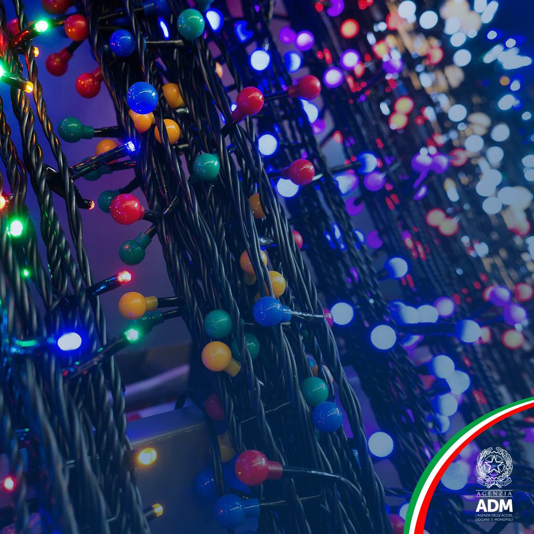 AdmGov's tweet image. 🔴Bergamo: 21000 luci natalizie a led regolarizzate prima dell’immissione sul mercato. La merce di origine cinese, arrivata con documentazione non valida, è stata sottoposta a parere tecnico da parte dell’Istituto del Marchio della Qualità. 
#ADMGov #sicurezza #luciled #natale
